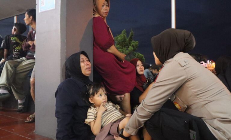 Beri Trauma Healing, Polwan Polresta Banyuwangi Dampingi Korban Selamat KMP Tunu Pratama Jaya