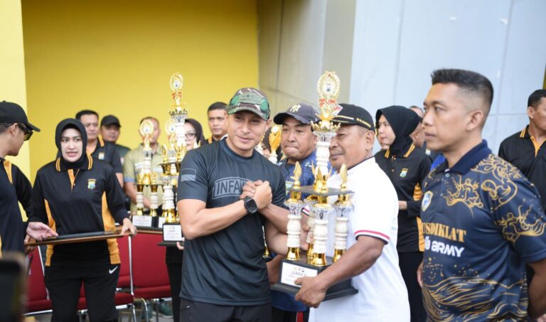 Perkuat Sinergi dan Kebersamaan Polres Gresik Gelar Olahraga Bersama di Hari Bhayangkara ke-79