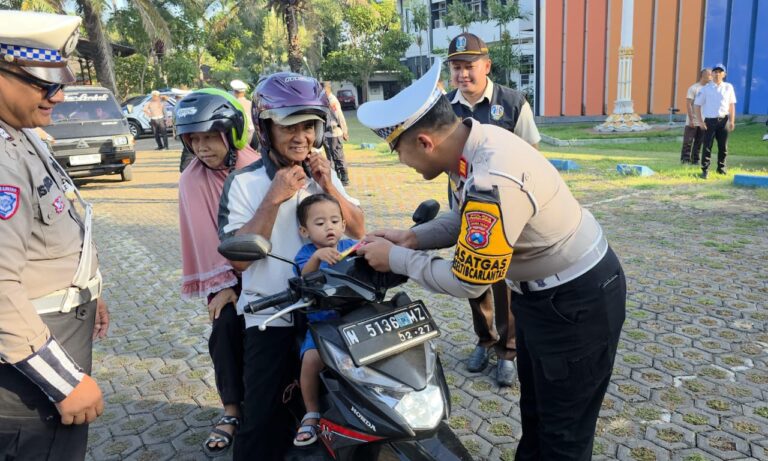 Operasi Patuh Semeru 2025 Polres Probolinggo Beri Hadiah Bagi Pengendara yang Tertib Lalu Lintas