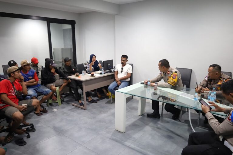 Ops Patuh Semeru 2025, Polisi Malang Kota “Ngopi Bareng” Ajak Driver dan Komunitas R2 Jadi Pelopor Keselamatan