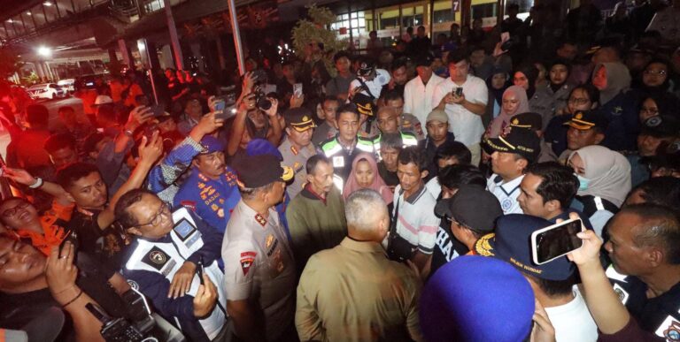 Kapolda Jatim Dampingi Menhub, dan Kakorpolairud Tinjau Korban KMP Tunu Pratama Jaya di Ketapang Banyuwangi