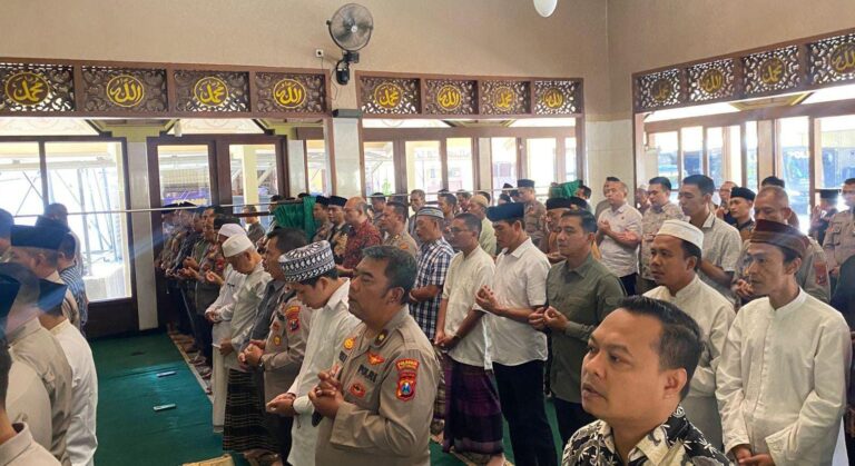 Polresta Banyuwangi Gelar Sholat Ghaib untuk Korban KMP Tunu Pratama Jaya