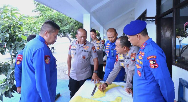 Kapolda Jatim Ikut Turun Cari Korban KMP Tunu Pratama yang Tenggelam di Selat Bali
