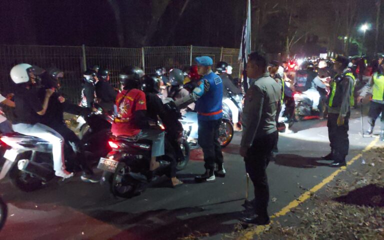 Humanis, Polisi Berhasil Bubarkan Pesilat yang Tutup Akses Jalan Malang-Blitar