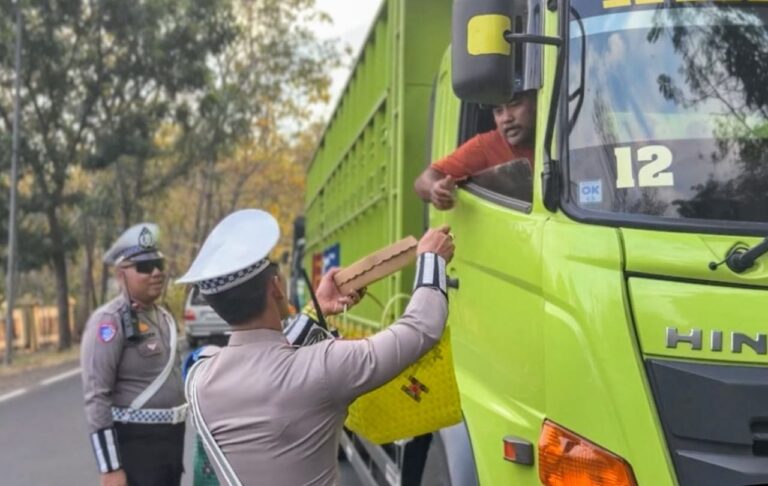Polantas Berbagi Nasi Kotak untuk Pengendara Terjebak Macet di Hutan Baluran, Sopir Truk: Polisi Situbondo Luar Biasa