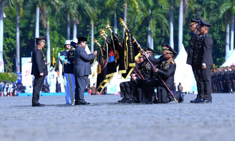 Presiden Hadiahi Penghargaan Nugraha Sakanti dan Tanda Kehormatan Bintang Bhayangkara Nararya