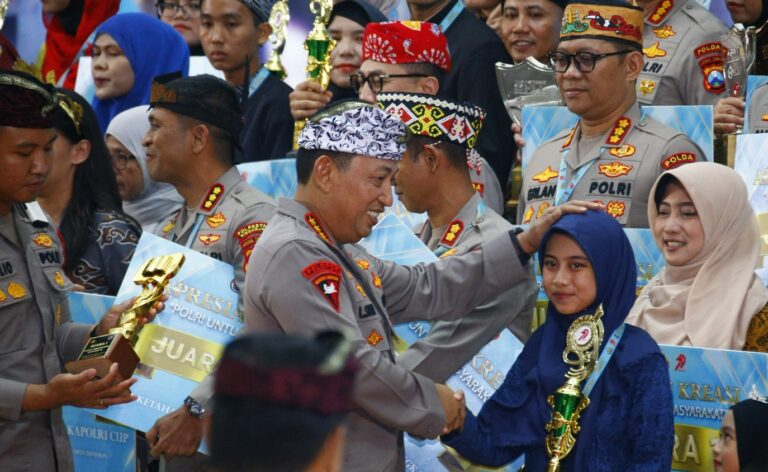 Kapolri Berikan Apresiasi Kepada Adhisty Atas Juara Lomba Melukis Difabel