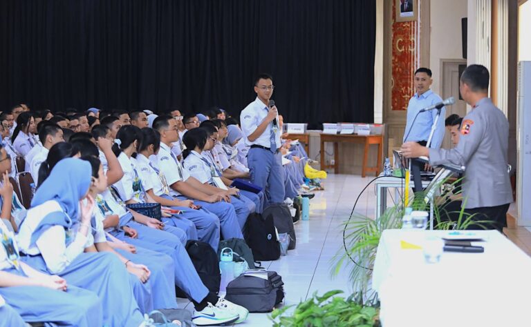Beri Materi di MPLS SMA Labschool, Kadiv Humas Berikan Motivasi Hadapi Bonus Demografi