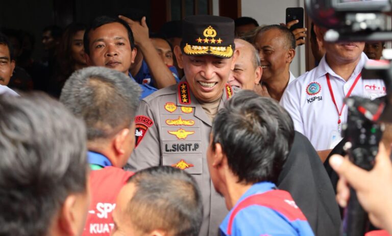 Rangkaian Hari Bhayangkara ke-79, Polri dan KSPSI Gelar Bakti Sosial