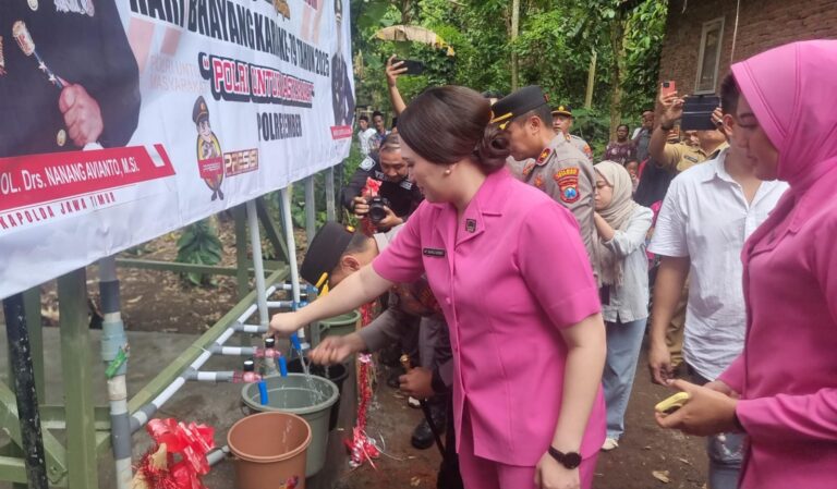 Hari Bhayangkara ke-79 Polres Jember Beri Bantuan Tandon Air Warga Kecamatan Sumberjambe