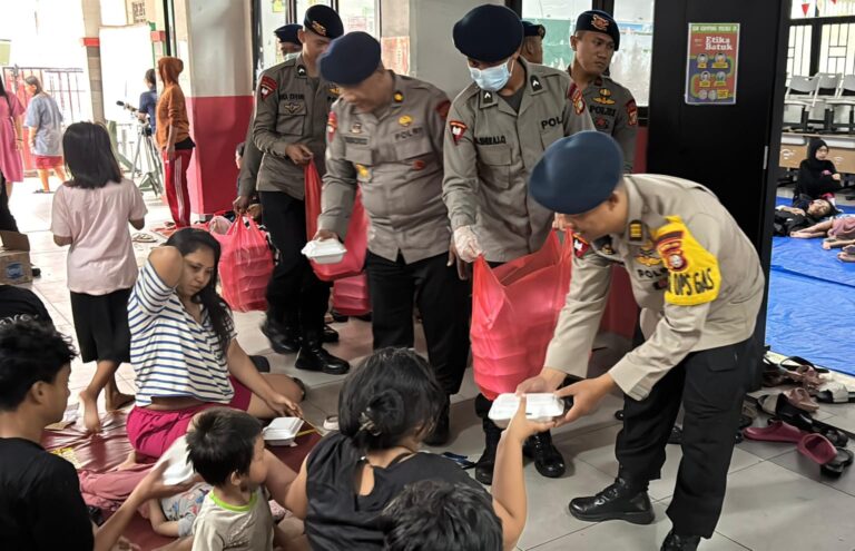 Brimob Gelar Dapur Lapangan di Kampung Melayu, Bantu Warga Terdampak Banjir