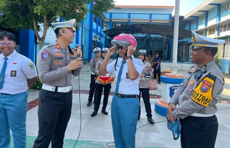 Dekat dan Bersahabat, Polisi Blusukan ke Sekolah Edukasi Tertib Lalin dan Berbagi Hadiah untuk Pelajar