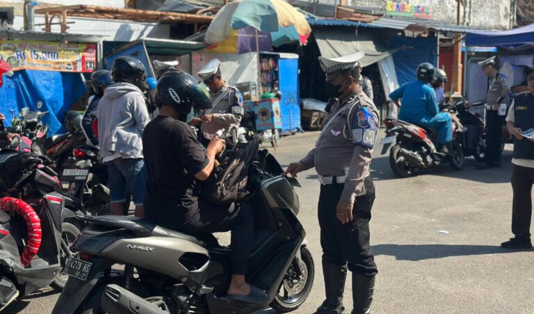 Hari ke -10 Operasi Patuh Semeru 2025 Polres Tuban Berikan Sangsi Tilang dan Teguran Untuk Edukasi Tertib Lalin