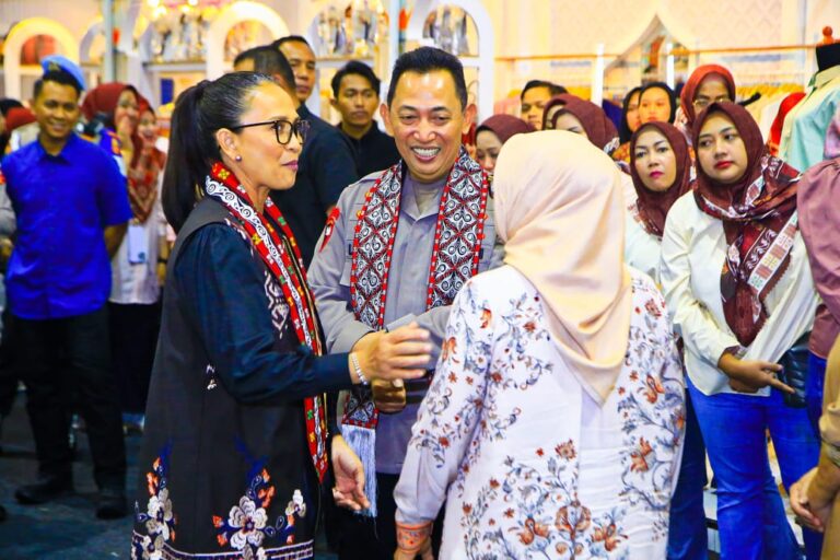 Kapolri Tinjau Bazar Kreasi Bhayangkari Nusantara 2025, Dorong Pertumbuhan UMKM
