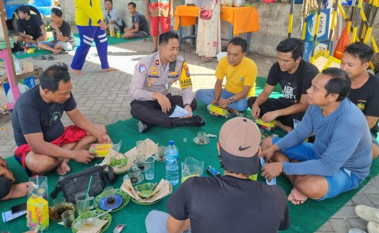 Ngopi Bareng Sopir, Polisi Sosialisasikan Operasi Patuh Semeru dan ODOL di Banyuwangi