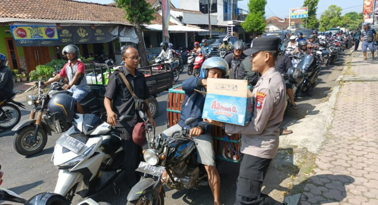 Polisi Peduli: Polres Bondowoso Berbagi Air Minum kepada Warga yang Antri di SPBU