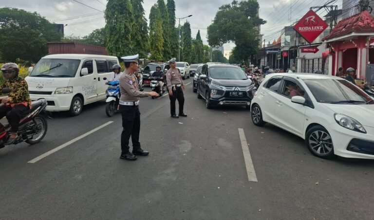 Lakukan Pengawalan Polres Jember Perlancar Jalur Pendistribusian BBM, Masyarakat Dihimbau Tidak Panic Buying