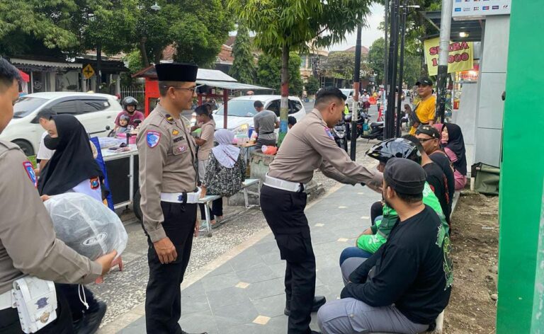 Operasi Patuh Semeru 2025, Polres Ponorogo Beri Helm Gratis untuk Ojol