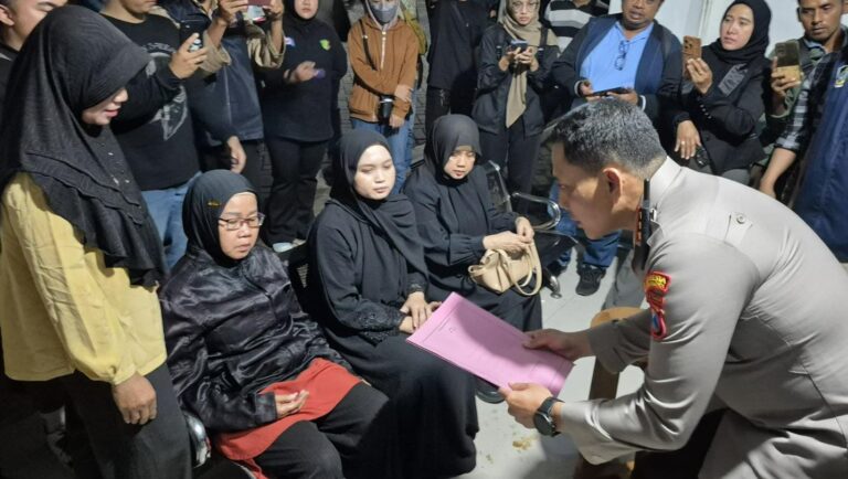 Kapolresta Banyuwangi Serahkan Korban KMP Tunu Pratama Jaya Asal Malaysia kepada Keluarga untuk Dimakamkan