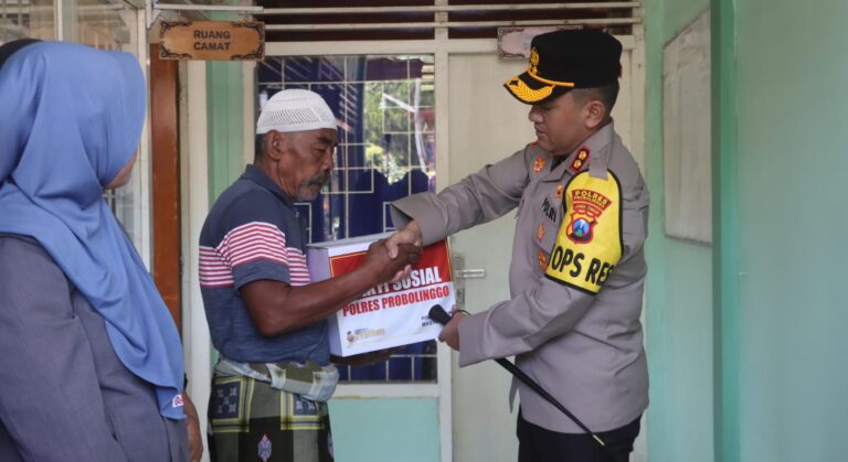 Kapolres Probolinggo Serahkan Bantuan Untuk Warga Terdampak Gempa di Tiris
