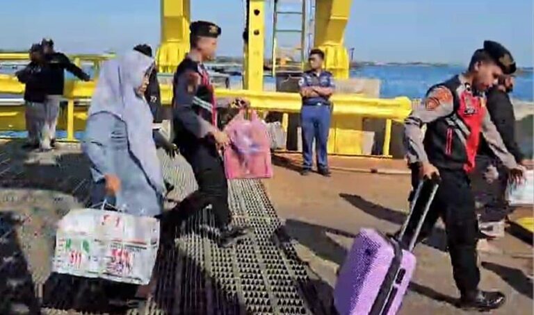 Polri Untuk Masyarakat: Polres Situbondo Patroli di Pelabuhan Jangkar Bantu Penumpang Kapal