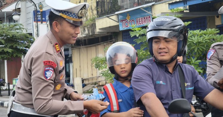 Polres Ponorogo Sampaikan Pesan dan Cinderamata kepada Pengendara di Penghujung Operasi Patuh Semeru 2025
