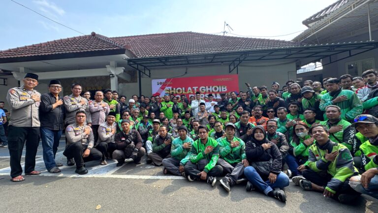 Polresta Malang Kota Bersama Driver Ojol, Ulama Sholat Ghoib untuk Almarhum Affan Kurniawan, Kapolresta Nanang Siap Kawal Transparansi Proses Hukum