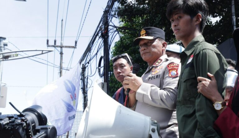 Kapolda Jatim Temui Massa Unras Aliansi BEM Nusantara di Depan Mapolda Jawa Timur