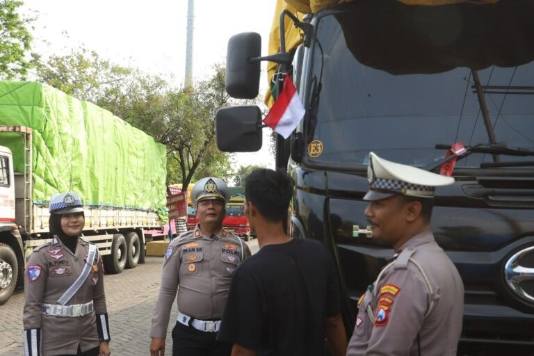 Tanamkan Cinta Tanah Air Polres Pelabuhan Tanjungperak Ajak Kibarkan Bendera Merah Putih Sambut Hari Kemerdekaan RI ke-80