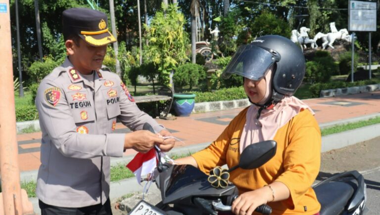 Polresta Banyuwangi Berbagi Bendera Merah Putih Sambut HUT Kemerdekaan RI ke – 80