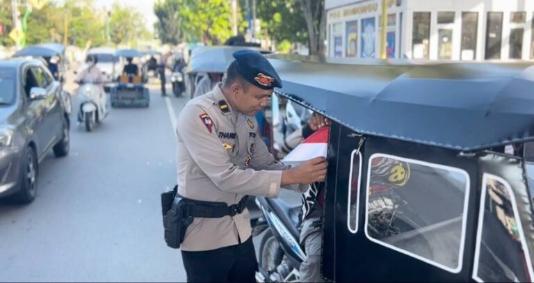 Jelang Kemerdekaan RI ke-80, Brimob Polda Metro Bagikan Ribuan Bendera Merah Putih