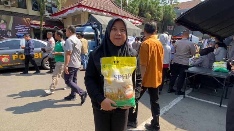 Distribusikan Beras SPHP Tahap Dua: Warga Apresiasi Gerakan Pangan Murah Polresta Malang Kota Saat