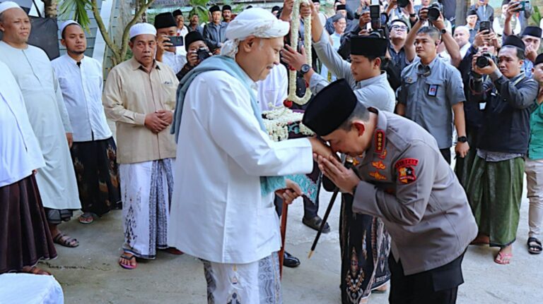 Silaturahmi ke Ponpes Al-Hamidy Banyuanyar, Kapolri: Tanpa Dukungan Ulama Pekerjaan Kami Sangat Berat