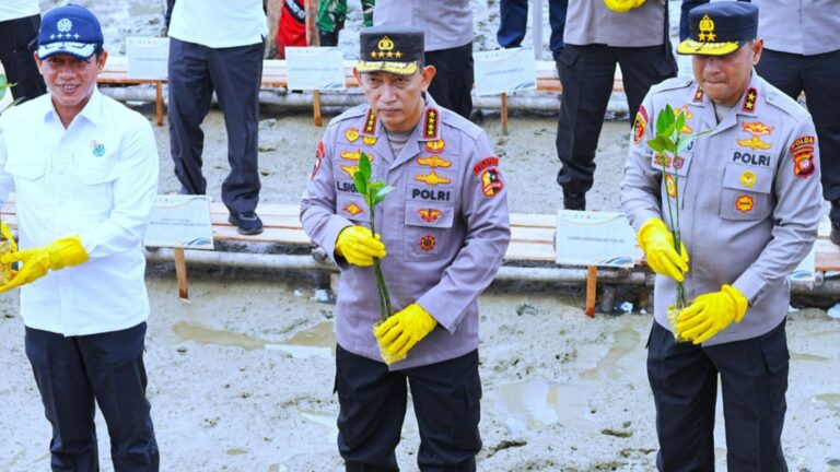 Tanam Mangrove di Kalbar, Kapolri: Jaga Lingkungan untuk Masa Depan Anak-Cucu Kita