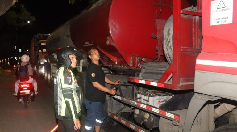 Libatkan Personel Gabungan,Kapolresta Banyuwangi Turun Langsung Pimpin Urai Kepadatan di Pelabuhan Ketapang