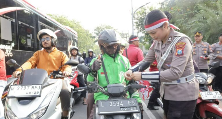 Semarak Merah Putih Sambut HUT RI ke-80 Polisi Berbagi 3.600 Bendera dan 83 Helm di Surabaya