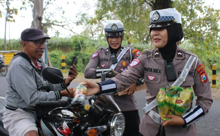 Polwan Polres Bondowoso Berbagi Minuman, Suasana Antrian BBM di SPBU Jadi Segar