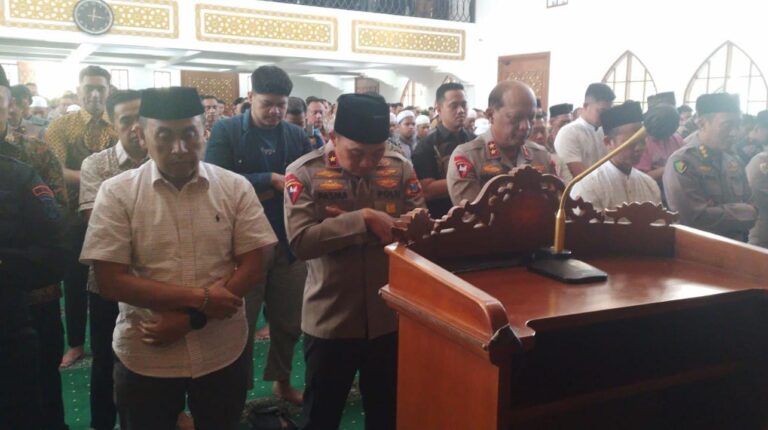 Polda Jatim Gelar Sholat Ghoib untuk Almarhum Driver Ojol Affan Kurniawan