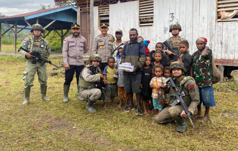 Satgas Ops Damai Cartenz Sambangi Kampung Apom Kiwirok, Salurkan Bantuan Bibit Tanaman dan Alat Tulis