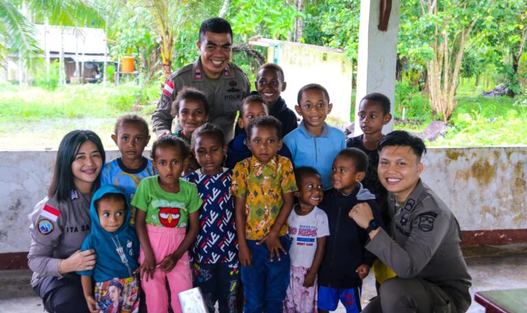 Satgas Ops Damai Cartenz Berbagi Bingkisan Makanan Ke Warga Kampung