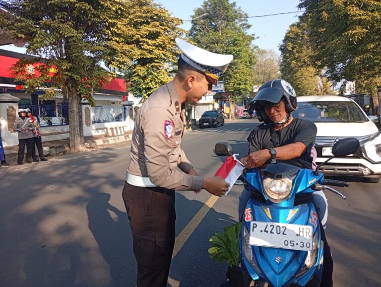 Merah Putih di Jalanan Jember: Polisi Ajak Warga Sambut HUT RI ke-80 Gelorakan Semangat Nasionalis