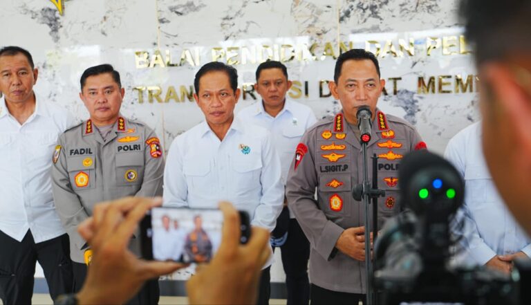 Tinjau Penanganan Karhutla Kalbar, Kapolri Ungkap Titik Api Terus Menurun