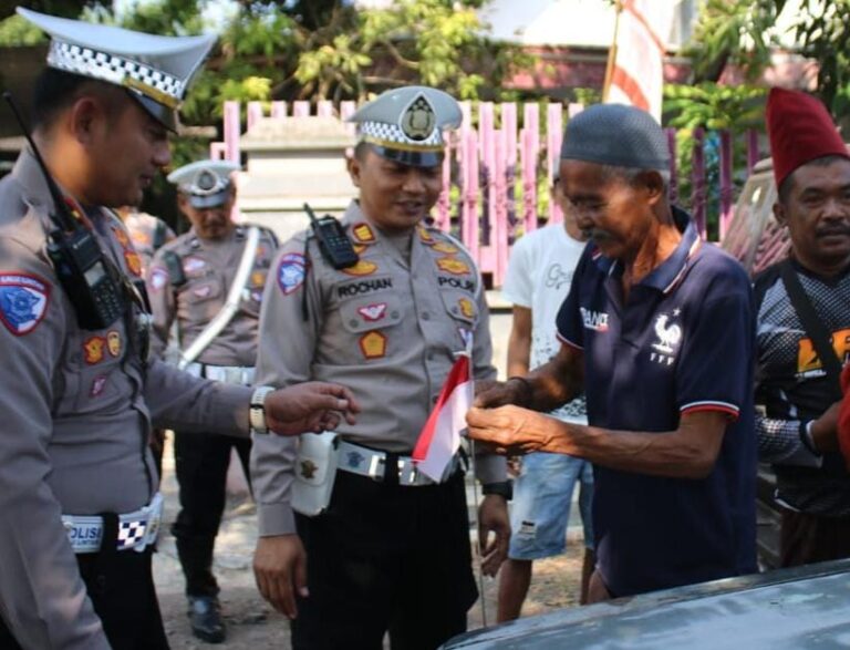Gelorakan Semangat Nasionalisme, Polisi Bagikan Ratusan Bendera Merah Putih ke Pengemudi