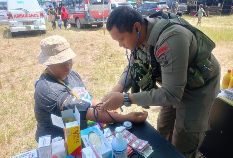 Tim Kesehatan Satgas Ops Damai Cartenz Gelar Pelayanan Kesehatan di Festival Budaya Lembah Baliem