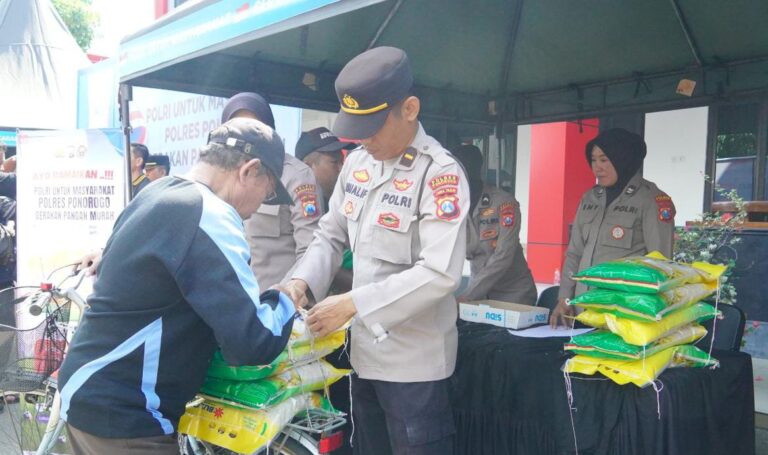 Polres Ponorogo Gelar Pasar Murah, Sediakan 47 ton Beras Warga Sambut Antusias