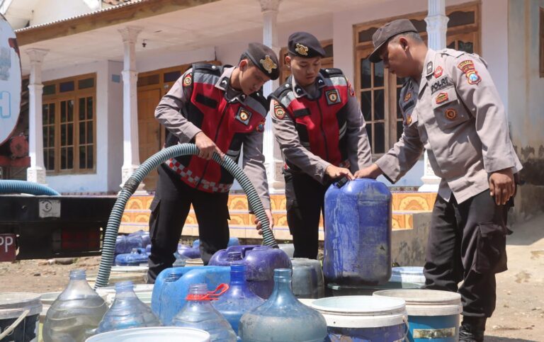 Polsi Peduli: Polres Probolinggo Gandeng BPBD Distribusikan Air Bersih untuk Warga Tiris