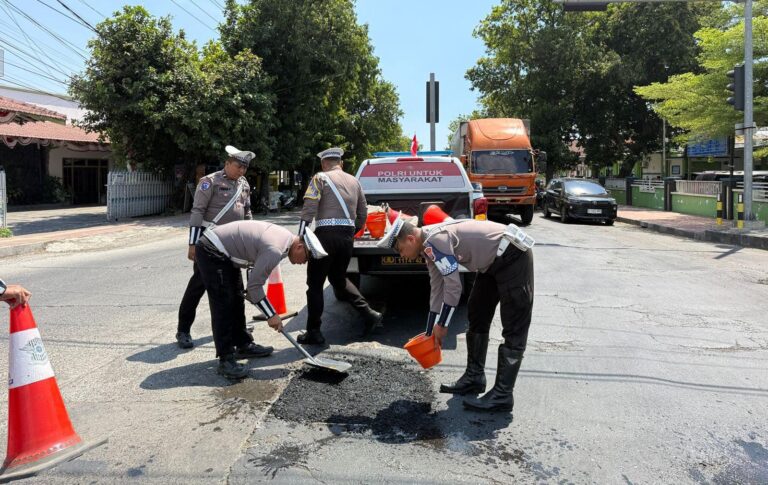 Peduli Keselamatan Masyarakat Polantas Polres Situbondo Tambal Jalan Berlubang Cegah Laka