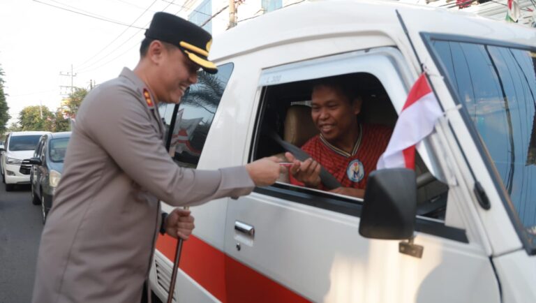 Tebar Semangat Merah Putih Kapolres Jember Turun Jalan Berbagi Bendera dan Cokelat Bagi Pengendara