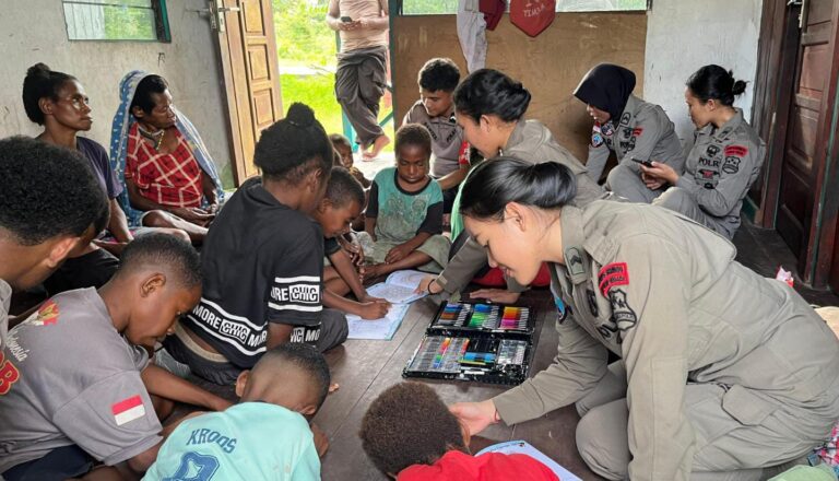 Polri Tanamkan Semangat Belajar kepada Anak-Anak di Kampung Yunad Melalui Pendekatan Humanis