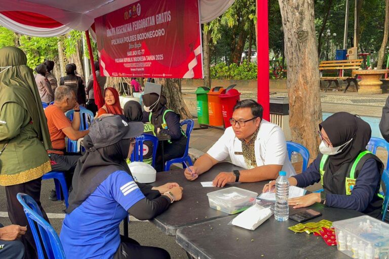 Polwan Polres Bojonegoro Gelar Bakti Kesehatan di CFD, Warga Antusias Serbu Layanan Gratis